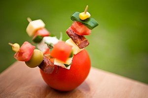 Dla niejadków - pomidor z koreczkami