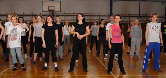 Panie zaczęły trening od aerobowych zajęć Aerofight, czyli ataków, bloków, uników, zbić w rytm muzyki. (zdjęcie wykonał Karol Jakubowski) Panie zaczęły trening od aerobowych zajęć Aerofight, czyli ataków, bloków, uników, zbić w rytm muzyki.